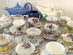 lot 214 image: Teapot and TeacupsSaucers