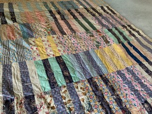 lot 219 image: Lovely Vintage Quilt
