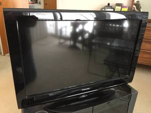 lot 260 image: Toshiba TV and Stand