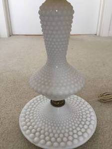 lot 268 image: Vintage Milk Glass Table Lamp
