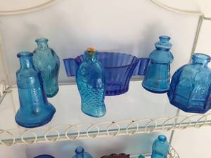 lot 296 image: Wire Wall Shelf w Decorative Blue Glass