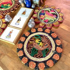 lot 302 image: Fun Decorative Items