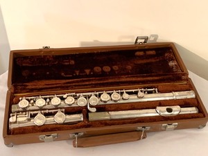lot 305 image: Flute wCase