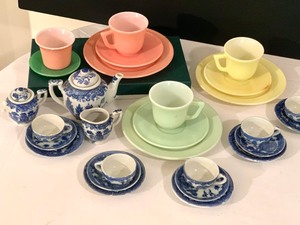 lot 325 image: Vintage Childrens Dishes