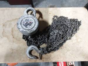 lot 7 image: 2-Ton Chain Hoist