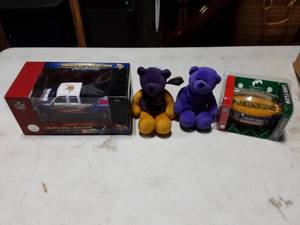 lot 20 image: Collection Of MN Vikings Gift Ware