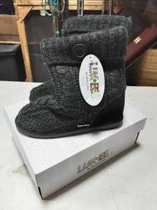 lot 24 image: NEW Womens Muckees MUK-Luk Boots Size 8