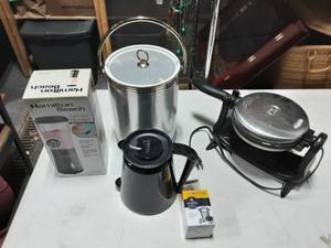lot 27 image: Smoothie Maker, Ice Bucket, Waffle Maker, Keurig Coffee Pot