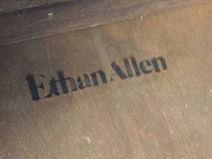 lot 27 image: Ethan Allen Side Table