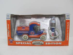 lot 16 image: New In Box Gear Box UNION 76 Delivery Truck Coin Bank & Gas Pump Set