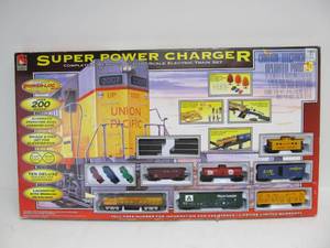 lot 4 image: Large New In Box LIFE LIKE Union Pacific Train Set