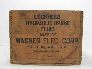 lot 17 image: Vintage Dovetailed Wood Advertising Crate