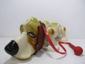 lot 32 image: Vintage 1962 IDEAL Gaylord Battery-Op Toy Dog