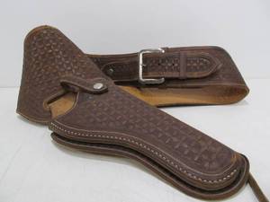 lot 43 image: Nice Quality Vintage Tooled Leather Gun Belt wMatching Holster