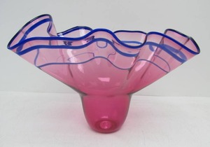 lot 52 image: Beautiful LARGE Signed Sculptural Art Glass Vase