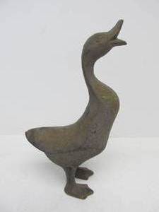 lot 75 image: Vintage Heavy Cast Iron Duck 