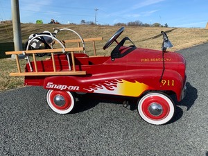 lot 3 image: Excellent Metal SNAP ON Tools Metal Fire Engine Pedal Car
