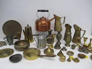 lot 100 image: Large Lot of Vintage Brass Items