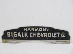 lot 142 image: Orig Vintage Chevrolet Tin License Plate Topper