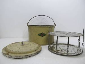 lot 147 image: Vintage 1950s Portable Cake Carrier wInterior Stand