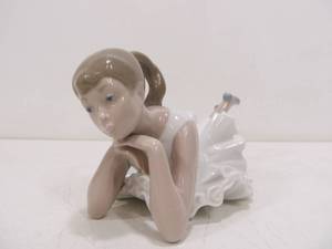 lot 208 image: Signed Lladro Daisa Porcelain Figurine - Girl wDress