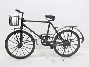 lot 225 image: 17 Vintage Style Metal Bicycle Sculpture