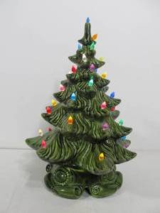 lot 226 image: Vintage Ceramic Musical Christmas Tree