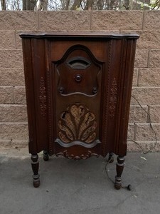 lot 167 image: Old Vintage Floor Radio