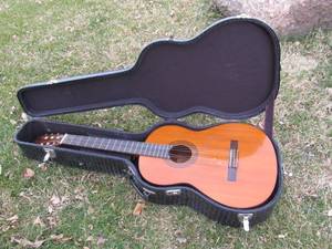 lot 289 image: Nice YAMAHA G-100A Acoustic Guitar w Case