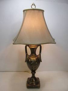 lot 312 image: Excellent QUOIZEL BrassMetal Table Lamp w Matching Shade