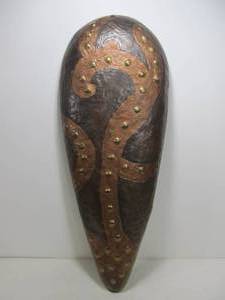 lot 318 image: LARGE Vintage Hand Hammered Copper & Brass Shield