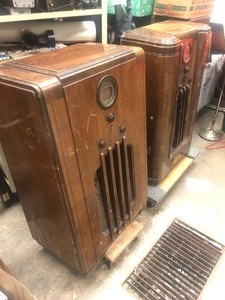 lot 286 image: 2 Large Art Deco PHILCO Floor Radios