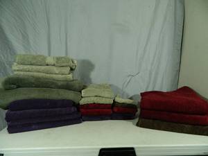 Large Assortment of 22 Towels