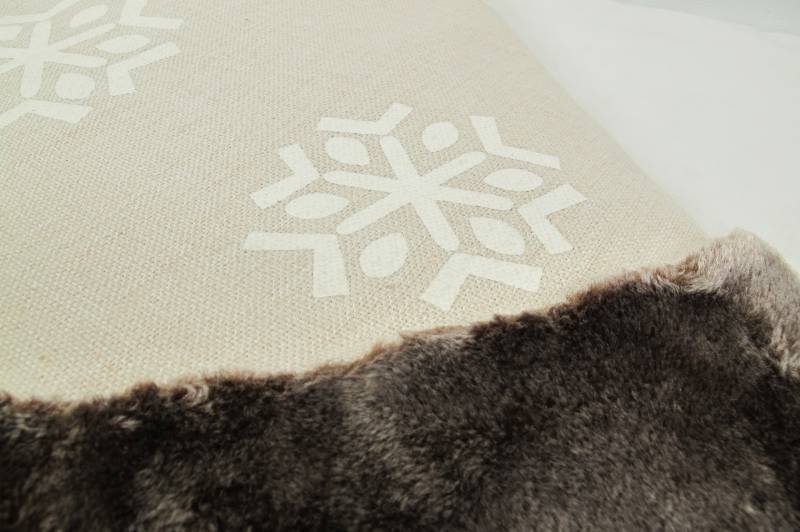 HALLMARK 9467259 23 x 18 Christmas Theme Tree Skirt BeigeWhite