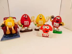 lot 116 image: Collectible M & M FigurinesDispensers