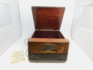 lot 1 image: Vintage Wooden Radiola 75ZU Radio Record Player Combination