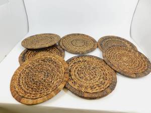 lot 19 image: 8 Woven Round Braided Placemats