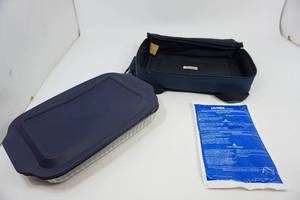 lot 178 image: Pyrex Dish and Portable Hot Thermal Bag