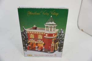 lot 214 image: Heartland Valley Village Deluxe Porcelain Lighted House