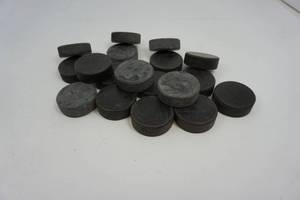lot 246 image: 18 Hockey Pucks
