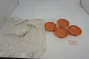lot 271 image: 2 Valances  4 Hofmann Industries Plastic Bowls