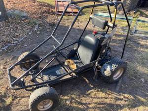 lot 1 image: Manco Dingo Go Kart - Runs Great