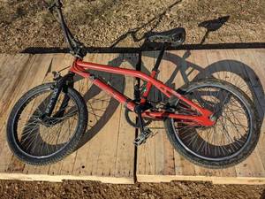 lot 104 image: Redline BMX Bike