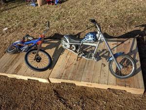 lot 107 image: Razor Electric Mini Chopper Bike & Stingray Chopper Bike