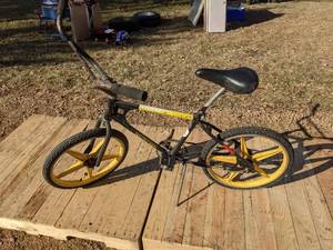 lot 118 image: Vintage Huffy Thunder Trail BMX Bike