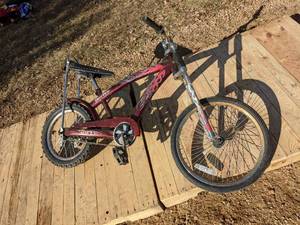 lot 123 image: Huffy Pork Chopper Kids Bike