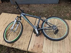 lot 303 image: Schwinn Cascade 21-speed Mountain Bike