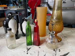 lot 32 image: Lot of Glass Decor Items