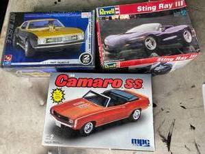lot 34 image: (3) Model Kit Cars in Original Packaging