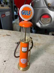 lot 42 image: 1920s Gulf Visible Gas Pump Toy Replica